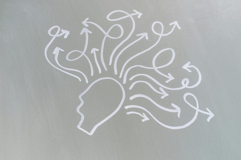 Silhouette of a head with swirling arrows radiating outward, symbolizing nonlinear thinking and mind map brainstorming.